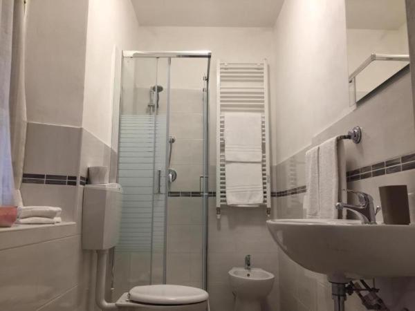 Hotel D 2 Non Accettiamo Franciesi Parma Bagian luar foto